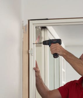 Ljudisolera dörr: Förborra genom karmen Ljudisolera dörr: Förborra genom karmen